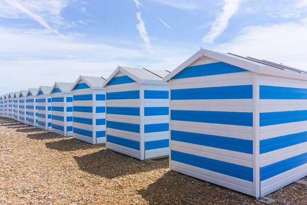 Cabañas de playa de rayas azules y blancas en la playa