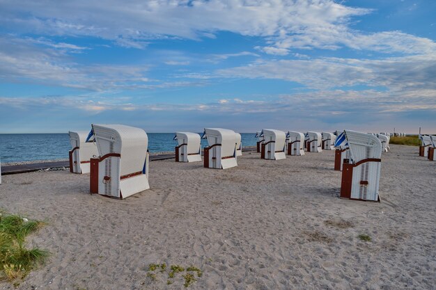 Cabañas de playa vacías en una playa desierta en el mar Báltico por la mañana