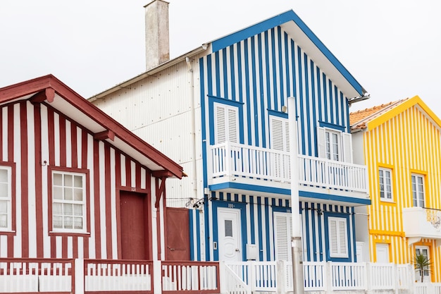 Cabañas de rayas de colores vintage en un resort cerca del océano en Portugal Apartamentos Casas creativas Colores de rayas rojas