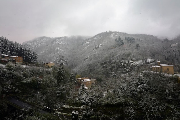 Cabanas remotas de montanha tradicionais e casas em terras altas de inverno