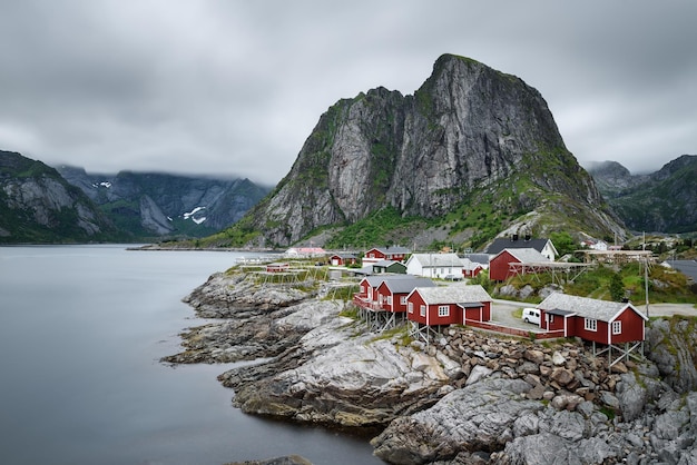 Cabañas rojas tradicionales del rorbu en el pueblo de Hamnoy Noruega