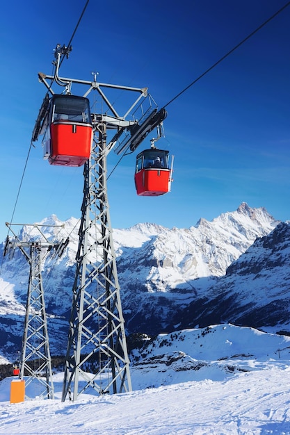 Cabañas de teleférico en el complejo deportivo de invierno en los Alpes suizos en Mannlichen, Suiza