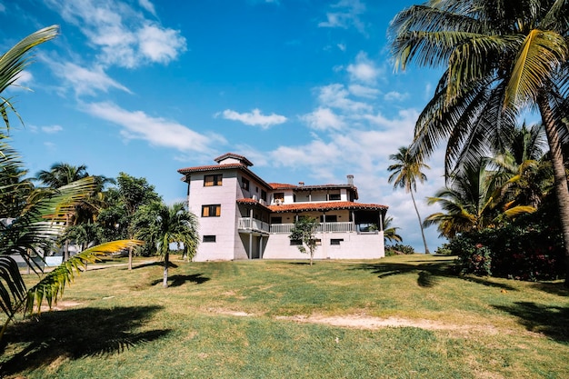 Cabañas de temática caribeña con patios traseros Pasarela blanca Pequeña casa de campo blanca para recreación