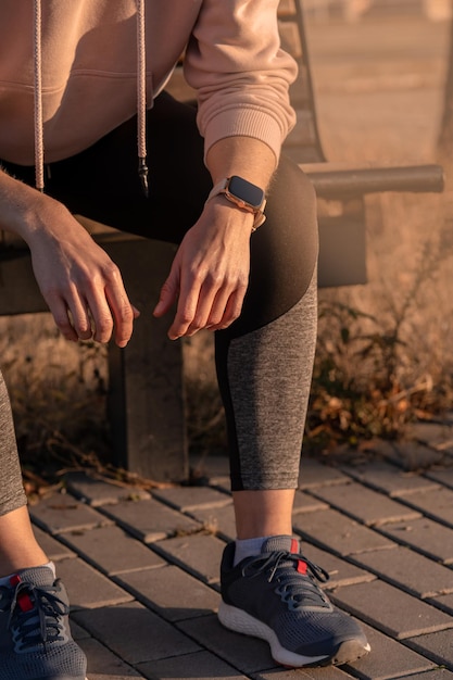 Cabe a mulher verificando a tecnologia wearable do relógio inteligente, esporte smartwatch na corrida de fitness caminhada lá fora. vista superior de cima com tênis na rua.