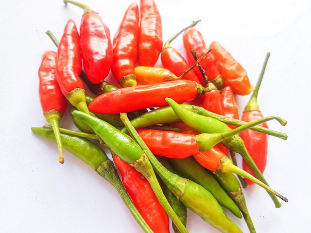 Cabe rawit pimienta de cayena aislado sobre fondo blanco.