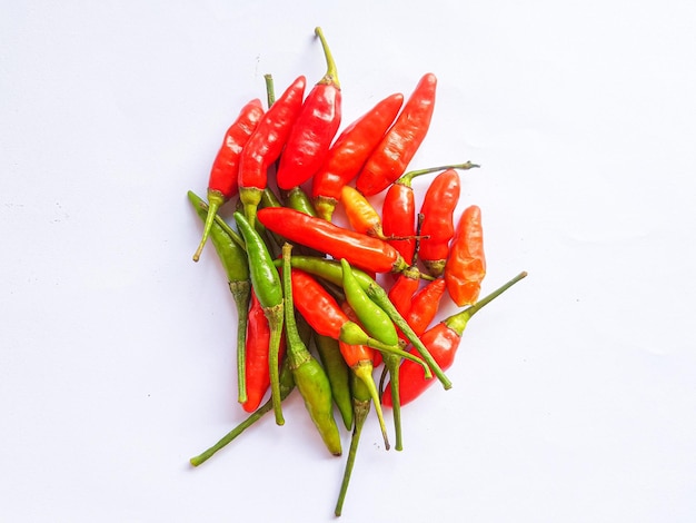 Cabe rawit pimienta de cayena aislado sobre fondo blanco.