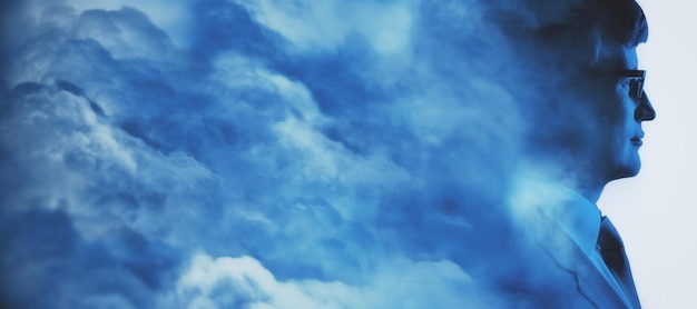 Cabeça abstrata no conceito de nuvens Silhueta de retrato de homem no fundo do céu branco com simulação de lugar Dupla exposição