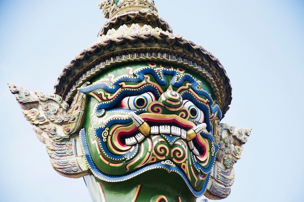 Cabeça da estátua do Demônio Gigante Tailandês ou Yak Guardian do Templo Wat Phra Kaew do Buda Esmeralda ou Wat Phra Si Rattana Satsadaram em Bangkok Tailândia