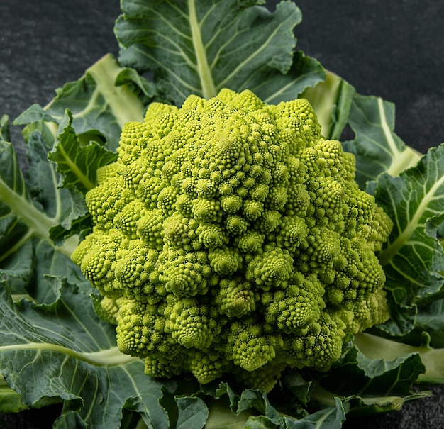 Cabeça de brócolis Romanesco em uma superfície de pedra escura