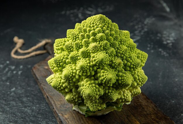 Cabeça de brócolis Romanesco em uma superfície de pedra escura