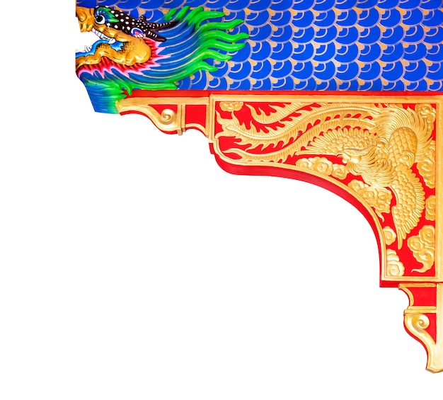 Cabeça de dragão para templo interior isolado em fundo branco com traçado de recorte