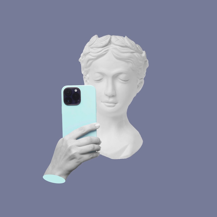 Foto cabeça de estátua antiga segurando um celular azul com câmera tirando uma foto ou navegando na internet