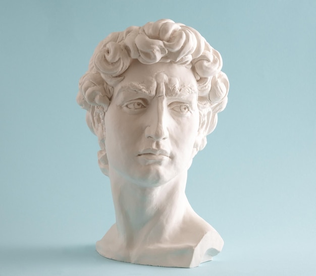 Cabeça de estátua de gesso branco de Davi em fundo azul pastel cartaz de arte minimalista