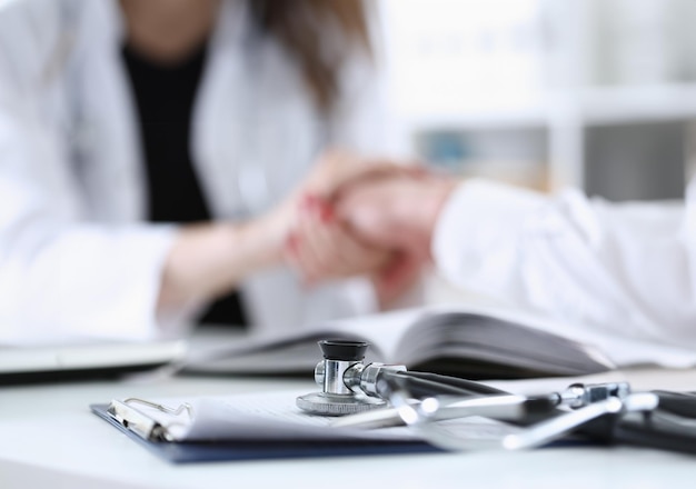 Cabeça de estetoscópio deitada em formulários médicos closeup