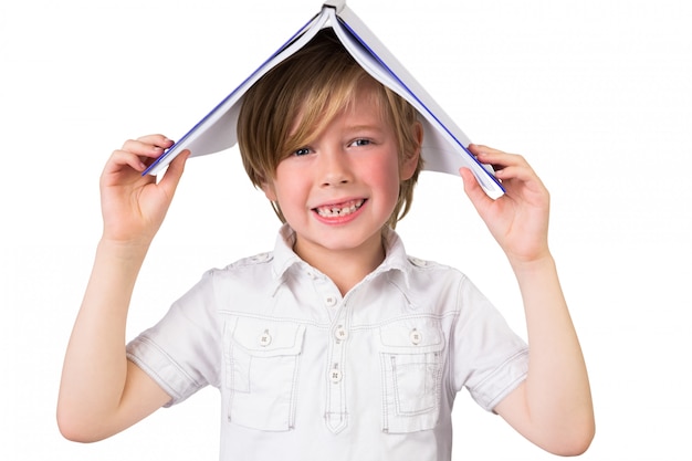 Cabeça de estudante cobrindo com livro