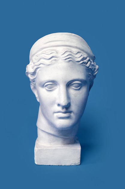 Foto cabeça de mármore da jovem mulher, busto da deusa do grego clássico isolado. cópia de gesso de uma estátua de diana cabeça