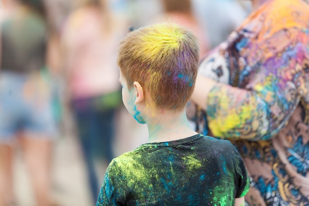 Cabeça de menino com cabelos coloridos no festival de holi