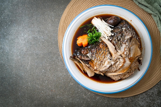 Cabeça de peixe cozida com molho de soja