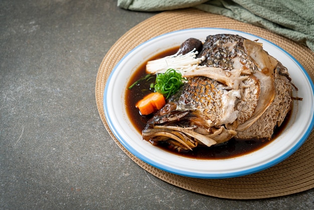 Cabeça de peixe cozida com molho de soja