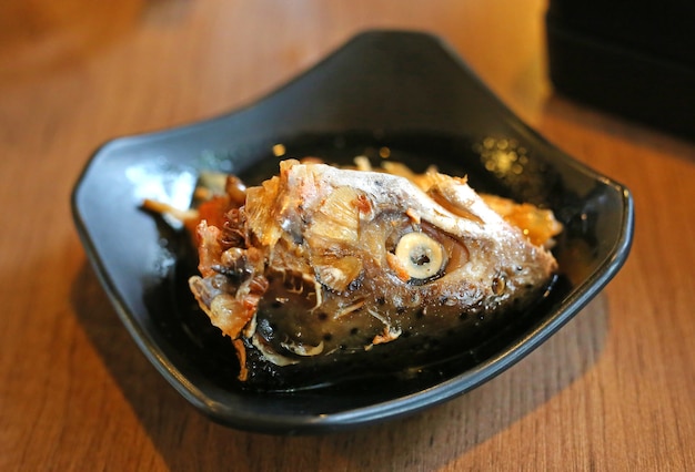 Foto cabeça de peixe cozido molho de soja comida japonesa