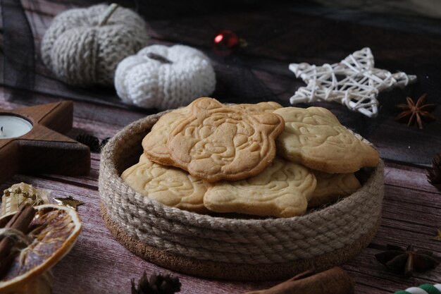 Cabeça de tigre de biscoitos de natal em um fundo de madeira com decoração