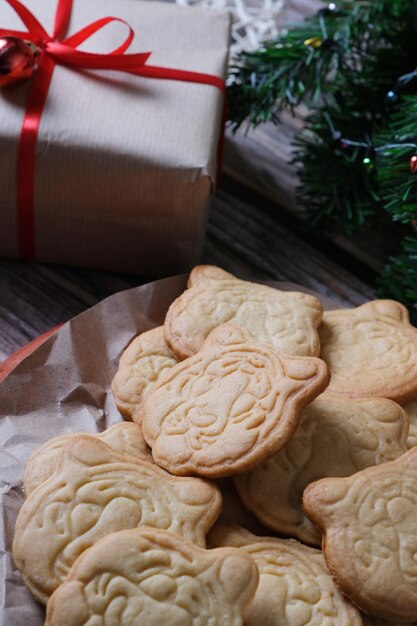 Cabeça de tigre de biscoitos de natal em uma placa fechada