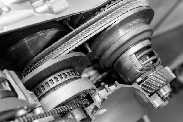 Foto cabeça de uma reparação de motor de carro. peças de reposição de carros modernos, imagem em preto e branco