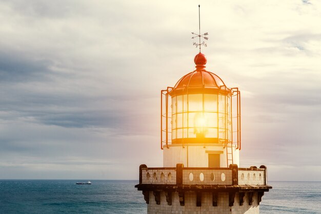 Foto cabeça do antigo farol vintage com lâmpada acesa