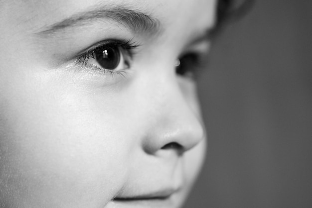 Cabeça fechada tiro na cabeça de crianças encarando o retrato de perfil de um menino