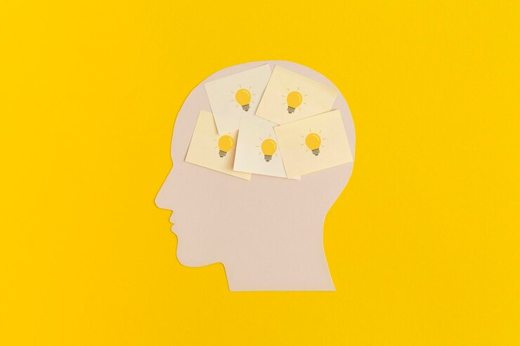 Foto cabeça humana com notas adesivas em fundo amarelo