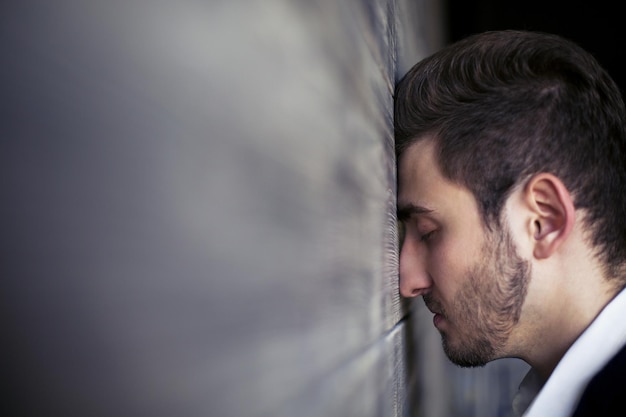 Foto cabeça masculina contra a parede closeup