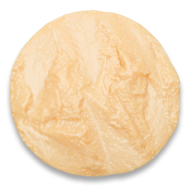 Cabeça redonda inteira de queijo duro parmesão ou parmigiano em espaço em branco