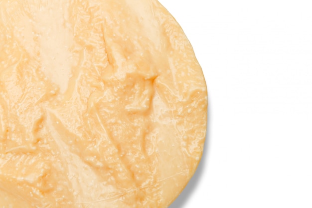 Cabeça redonda inteira de queijo duro parmesão ou parmigiano em espaço em branco