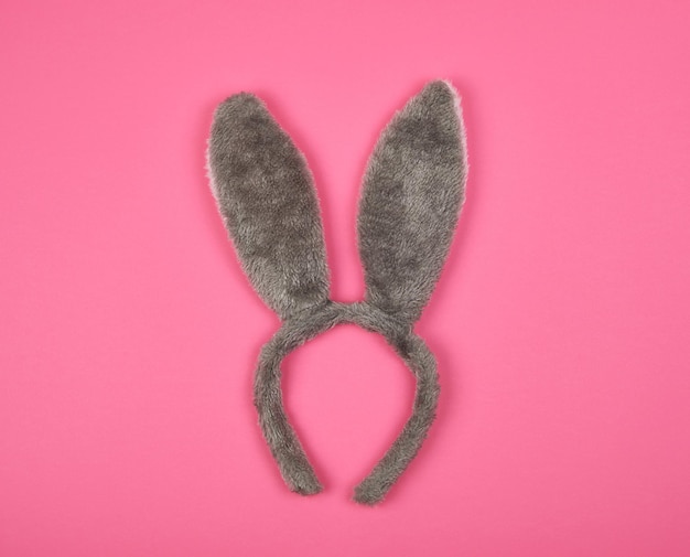 Cabeçalho de pele de uma lebre com orelhas em fundo rosa