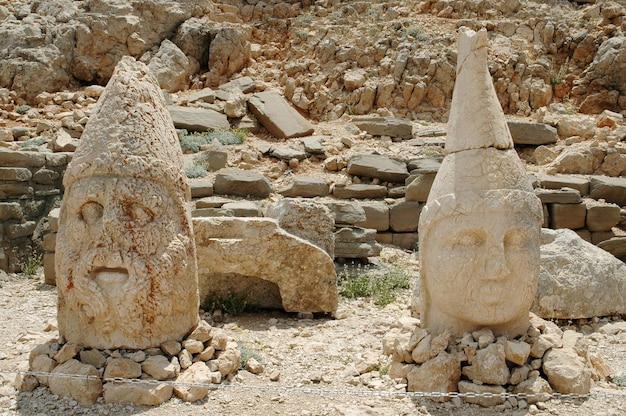 Cabeças de deuses gigantes no Monte Nemrut Anatólia Turquia Antigas estátuas de pedra colossais representando figuras mitológicas lendárias