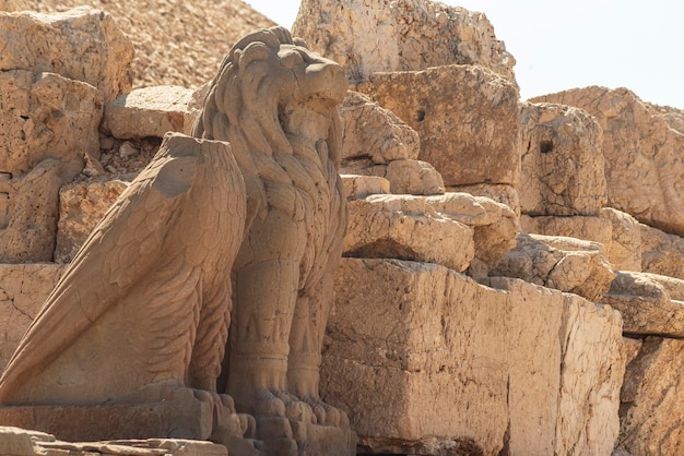 Foto cabeças de montanha de nemrut de deuses e reis de commagene kingdom unesco world heritage