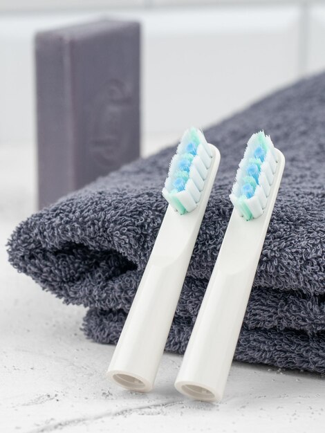 Foto cabeças de reposição para uma escova de dentes elétrica sônica conjunto de duas no banheiro