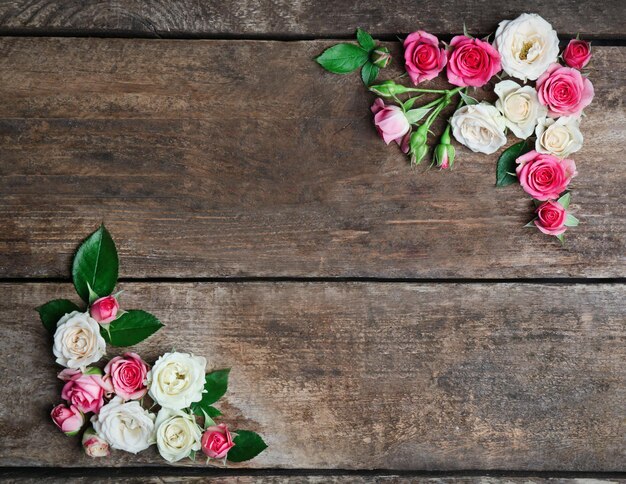 Cabeças de rosas sortidas em fundo de madeira