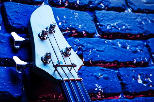 Foto cabeçote de guitarra com afinadores em fundo escuro close-up