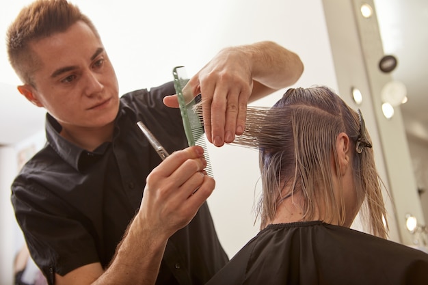 3.400+ Cabeleireiro Feminino Com Escova De Cabelo E Secador De