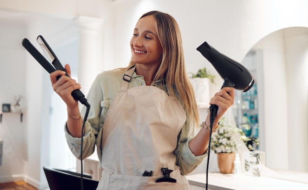 Cabeleireira e sorriso com ferramentas de cabelo para o sucesso em pequenas empresas remotas no salão Freelancer feminino feliz ou cabeleireira profissional na loja sorrindo para o sonho de carreira e ambição no trabalho