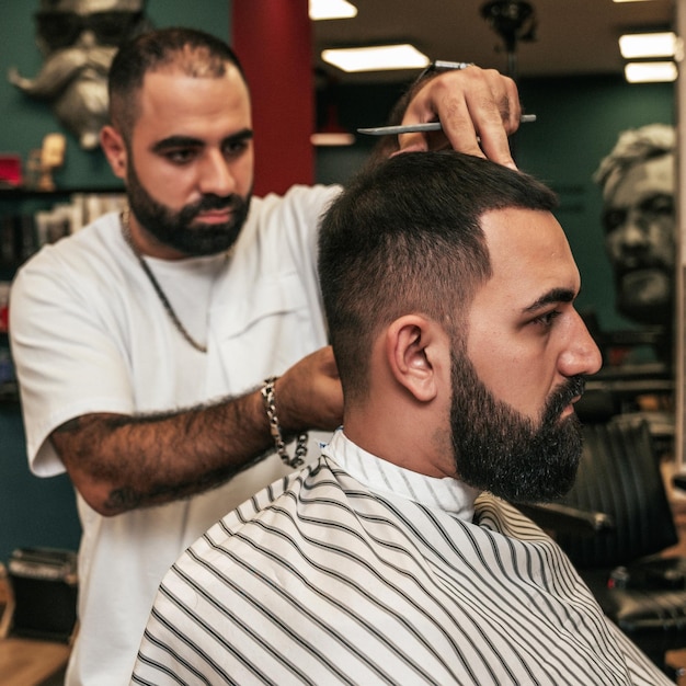 Cabeleireiro atendendo um cliente em uma barbearia