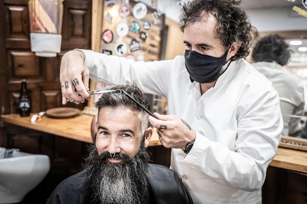 Cabeleireiro cortando o cabelo de um homem em um salão