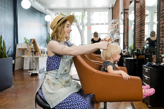 Cabeleireiro cortando o cabelo de uma criança