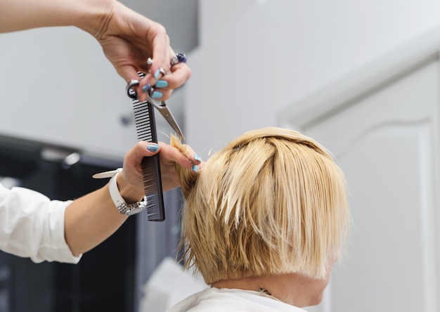 Cabeleireiro, corte de cabelo loiro