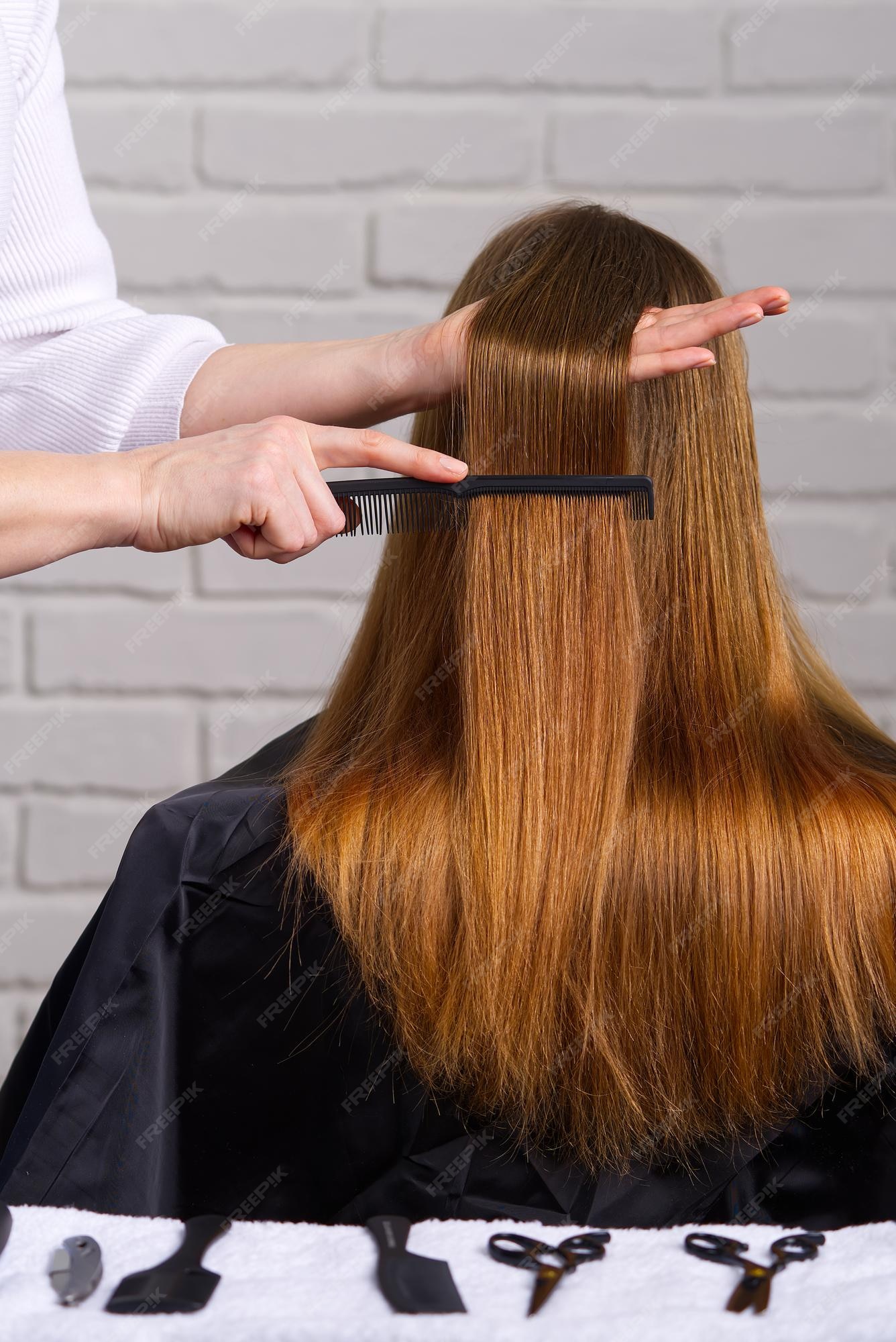 mulher jovem e bonita usando secador de cabelo no salão de cabeleireiro.  close-up do cabelo da mulher no salão de beleza, conceito de penteado  18932577 Foto de stock no Vecteezy