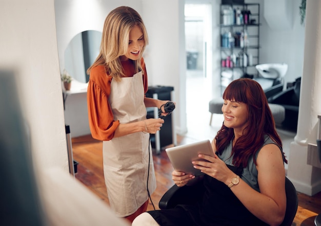 Cabeleireiro de salão de tablet e cliente mostram ideia de corte de cabelo de cabeleireiro em dispositivo digital Sorriso de cliente de mulher feliz e pronto para consulta e tratamento profissional de cuidados com os cabelos em boutique de luxo