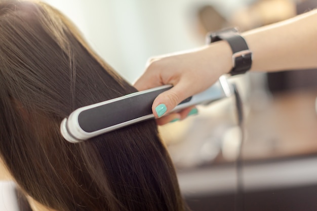 Cabeleireiro faz o estilo de cabelo da mulher