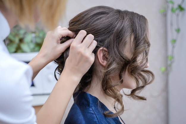 Cabeleireiro faz o penteado de casamento a noiva