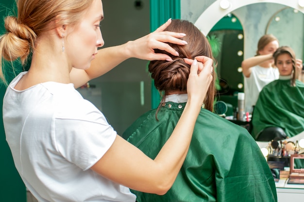 Cabeleireiro faz penteado.